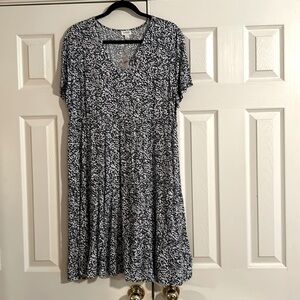 Ladies J Crew dress NWT size large. Navy Blue with white flowers. Has pockets.